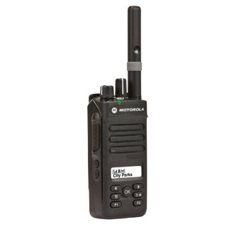 Motorola DP2600 UHF s krátkou anténou, pohled na PPT a funkční tlačítka
