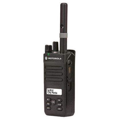 Motorola DP2600 VHF s krátkou anténou, pohled na boční konektor