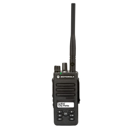 Motorola DP 2600 VHF - digitální radiostanice - čelní pohled, heliflex anténa