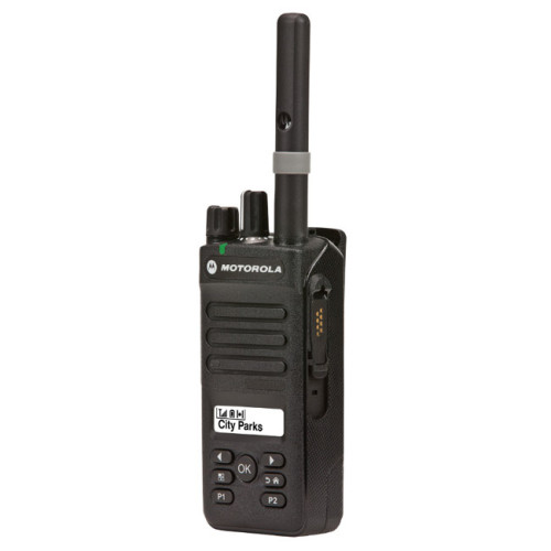 Motorola DP2600 VHF s krátkou anténou, pohled na boční konektor